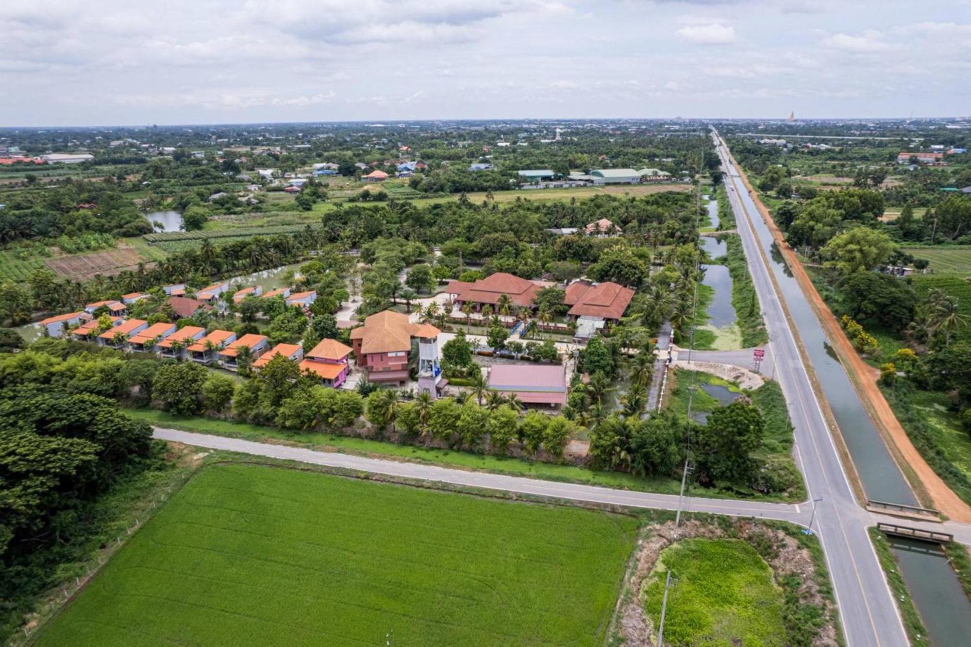 Busaya Resort Nakhon Pathom Bagian luar foto