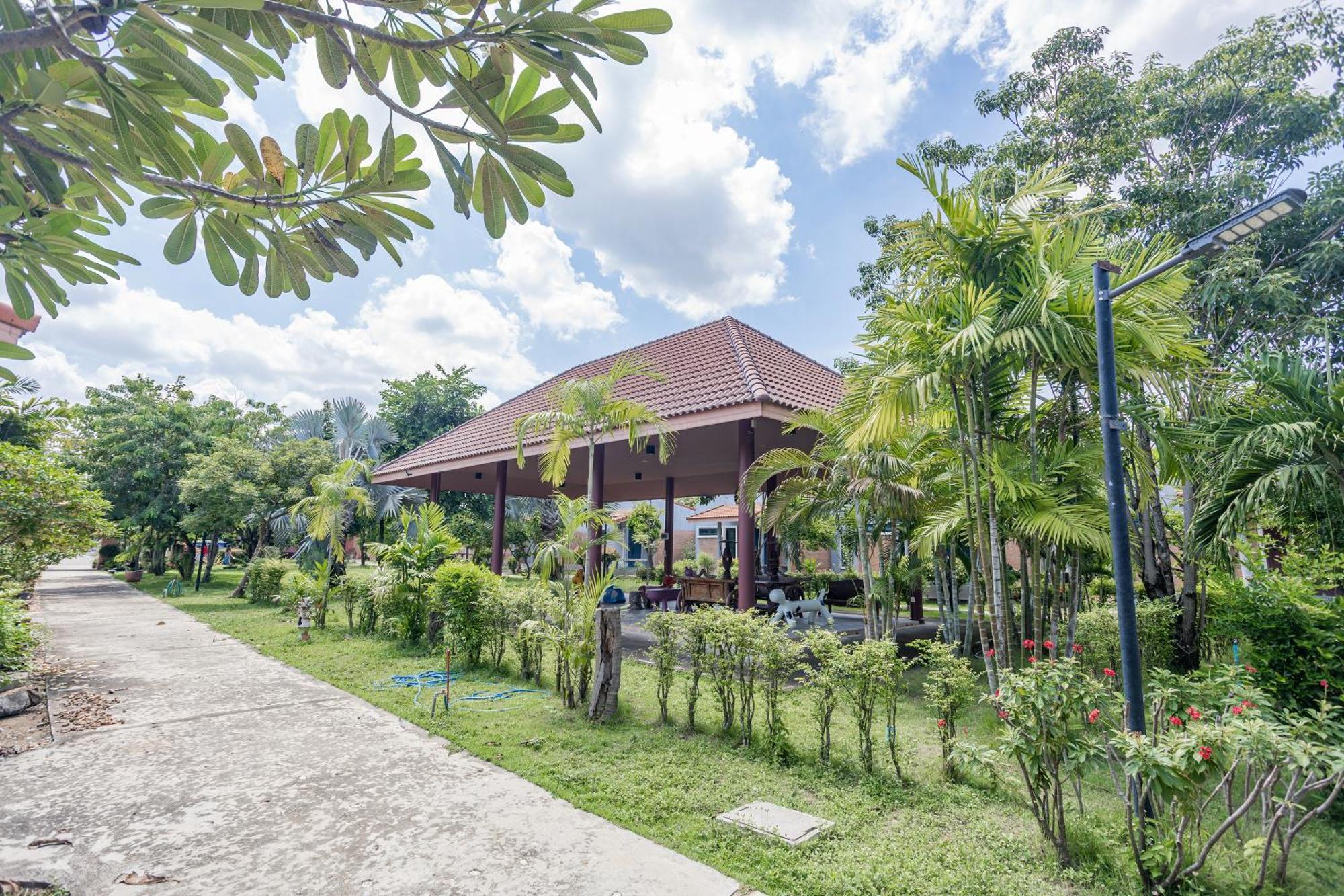 Busaya Resort Nakhon Pathom Bagian luar foto