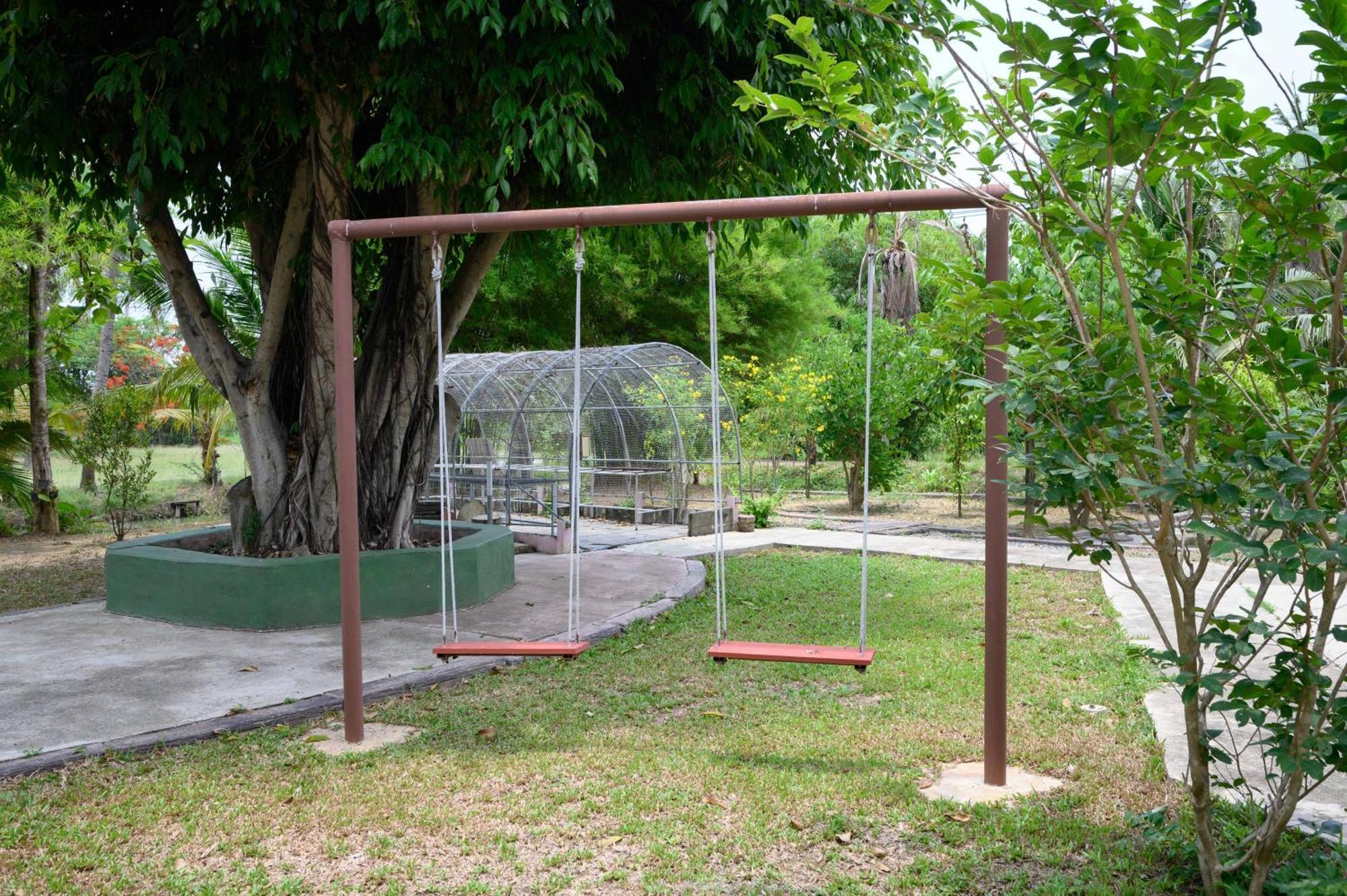 Busaya Resort Nakhon Pathom Bagian luar foto