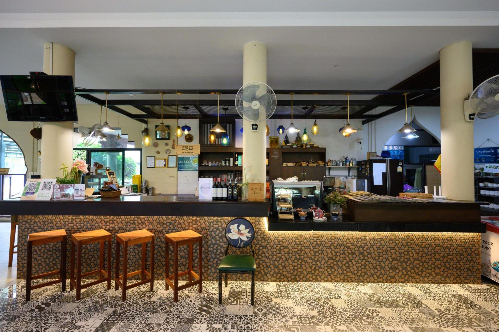 Busaya Resort Nakhon Pathom Bagian luar foto