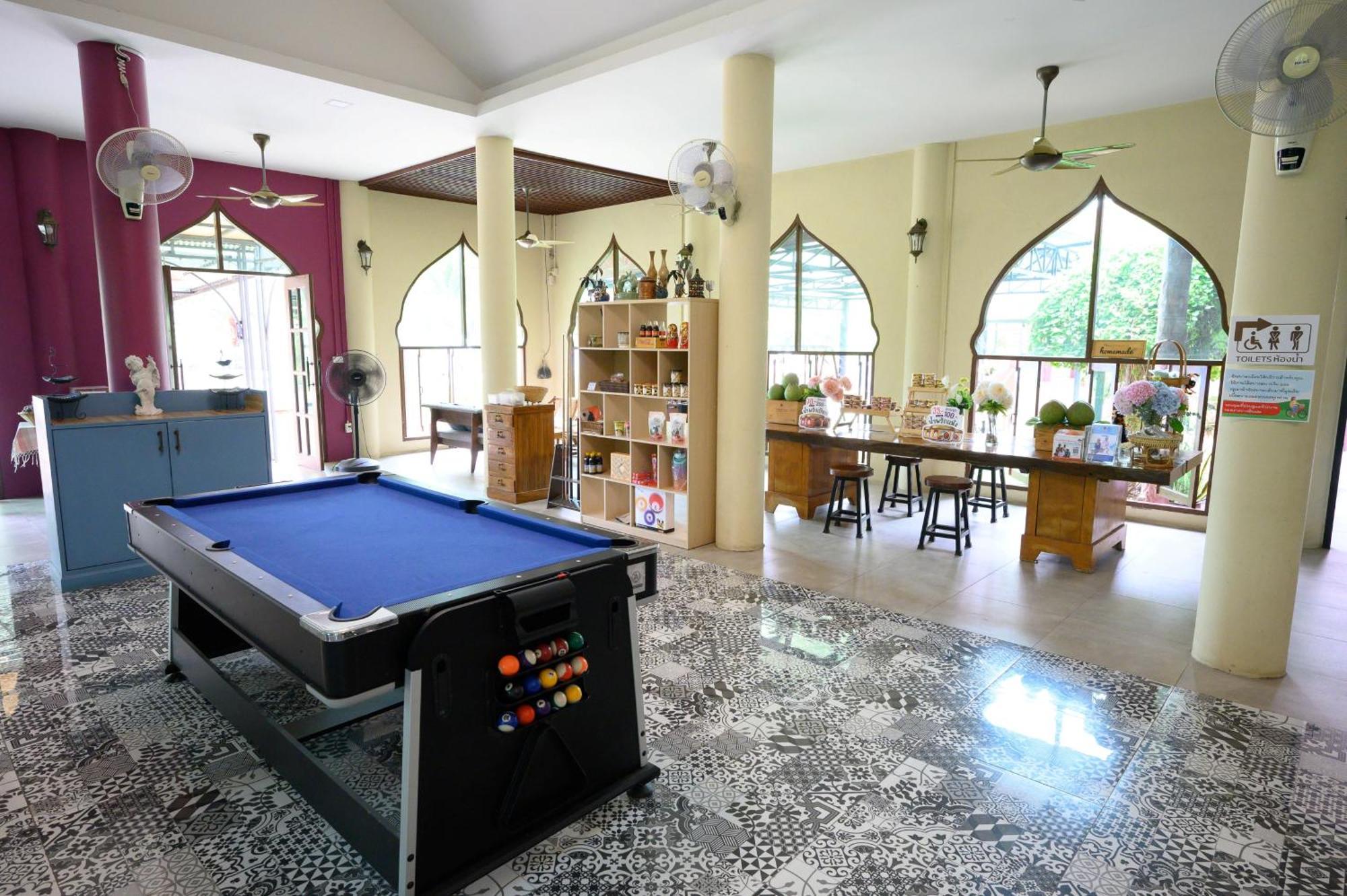 Busaya Resort Nakhon Pathom Bagian luar foto