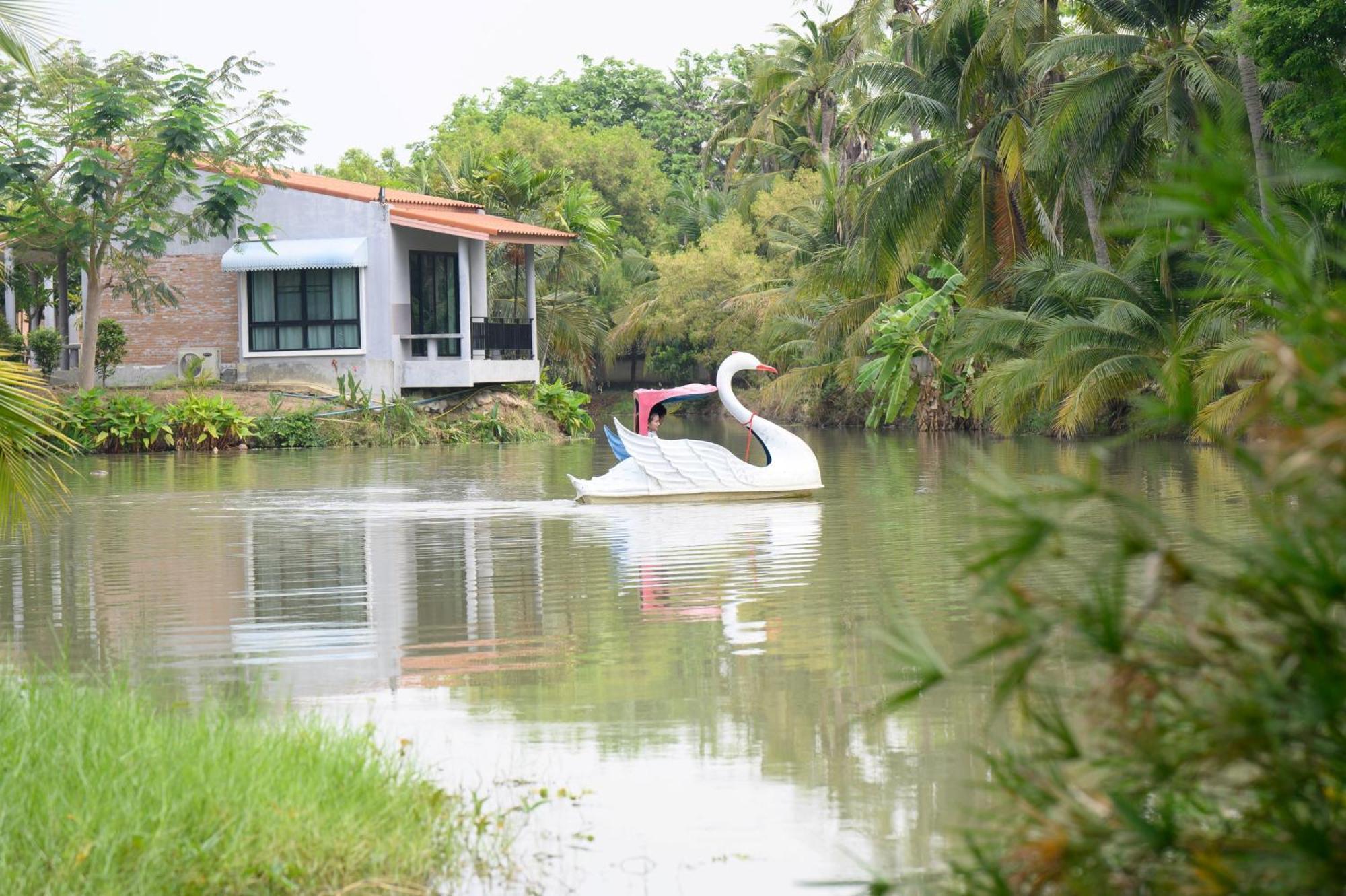 Busaya Resort Nakhon Pathom Bagian luar foto