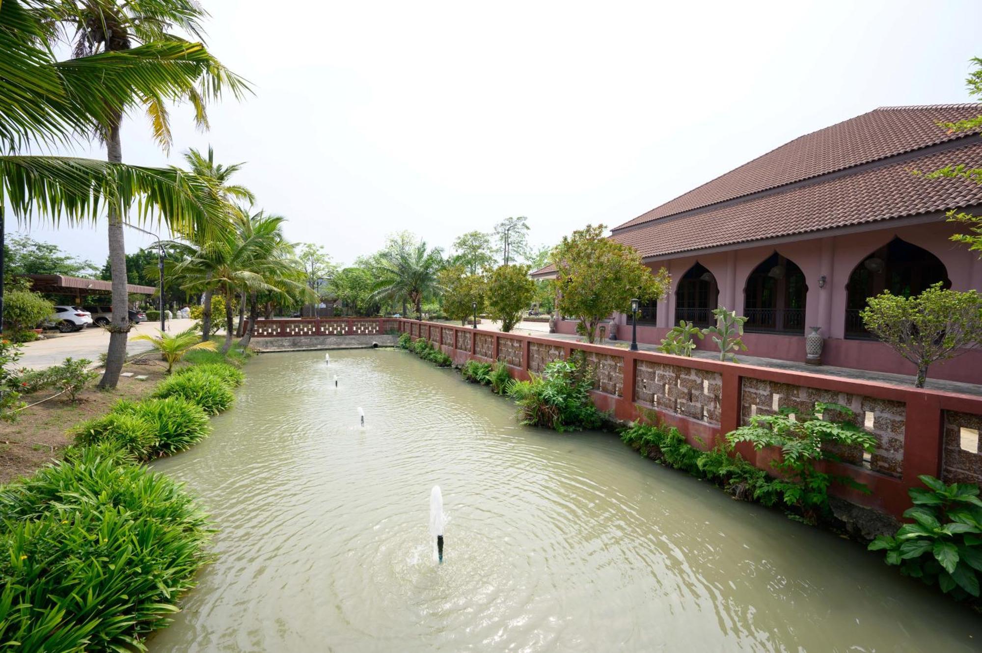 Busaya Resort Nakhon Pathom Bagian luar foto