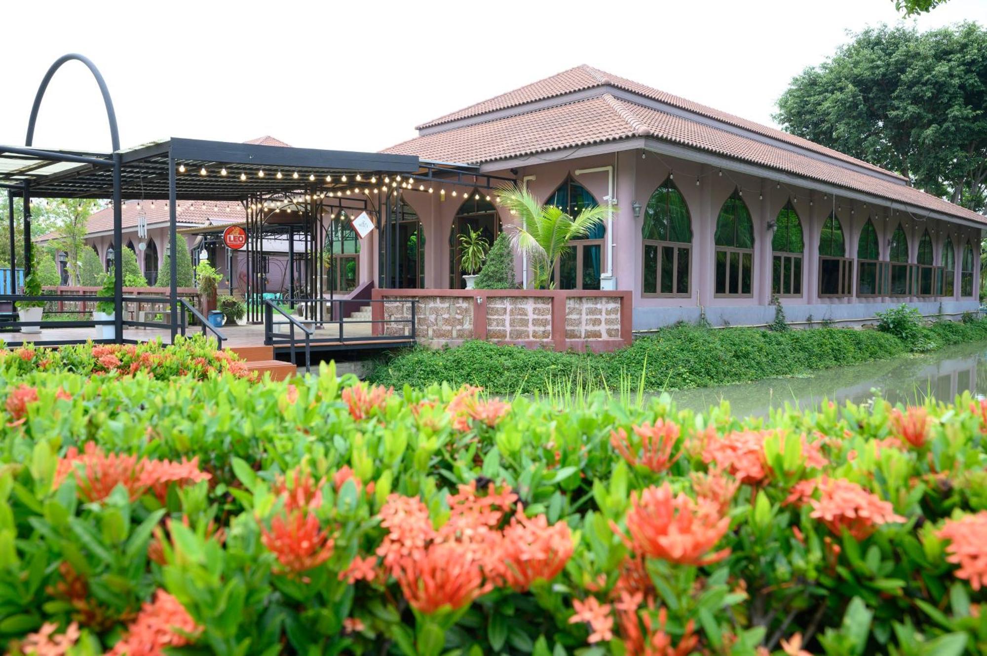 Busaya Resort Nakhon Pathom Bagian luar foto