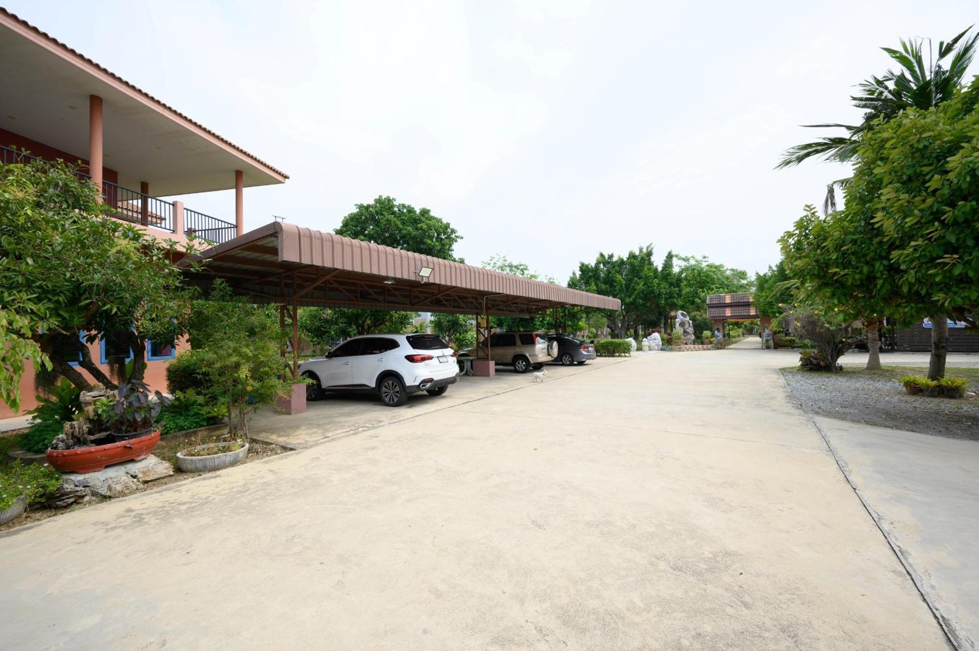Busaya Resort Nakhon Pathom Bagian luar foto